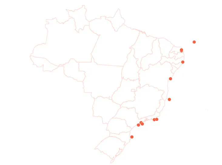 Mapa com locais de amostragem e monitoramento do Eixo 1 ao longo da costa brasileira