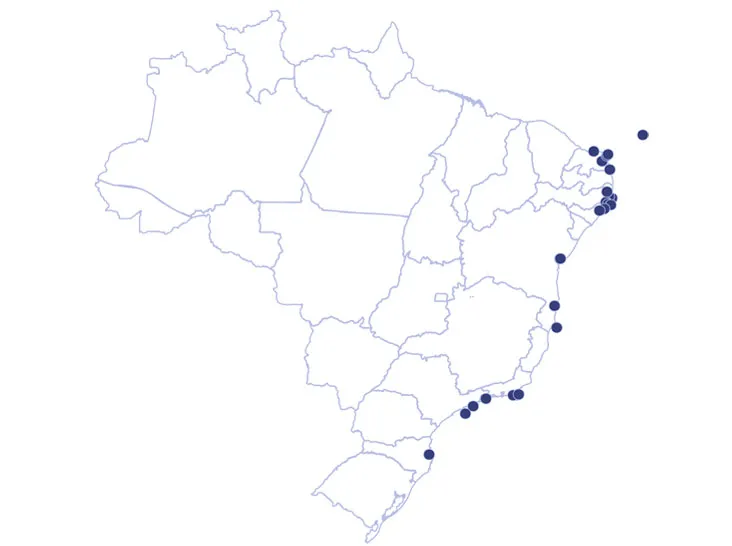 Mapa com locais de amostragem do Eixo 3 ao longo da costa brasileira